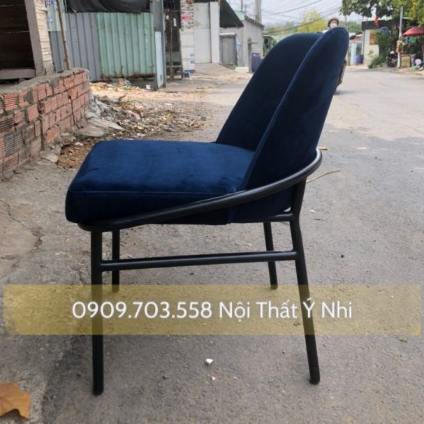 Ghế resot chân sắt bọc nệm vải nhung cỏ may