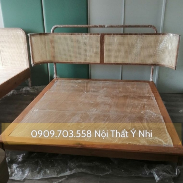 Giường gỗ sồi đan mắt cáo nhựa giả mây